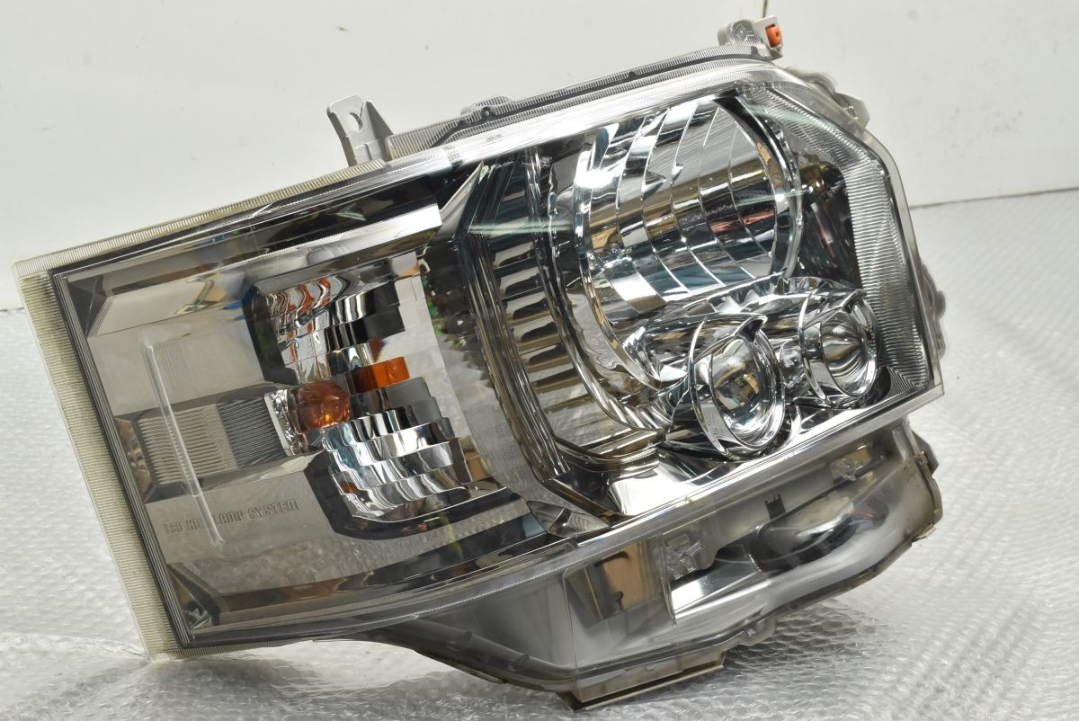 特価品】トヨタ 200系 ハイエース 後期 純正 LED ヘッドライト右 品番