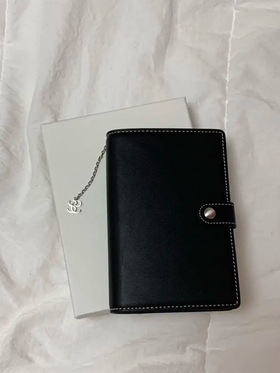 SIE シエ レディース パスポート ケース ブラック 聖水 ポップアップ