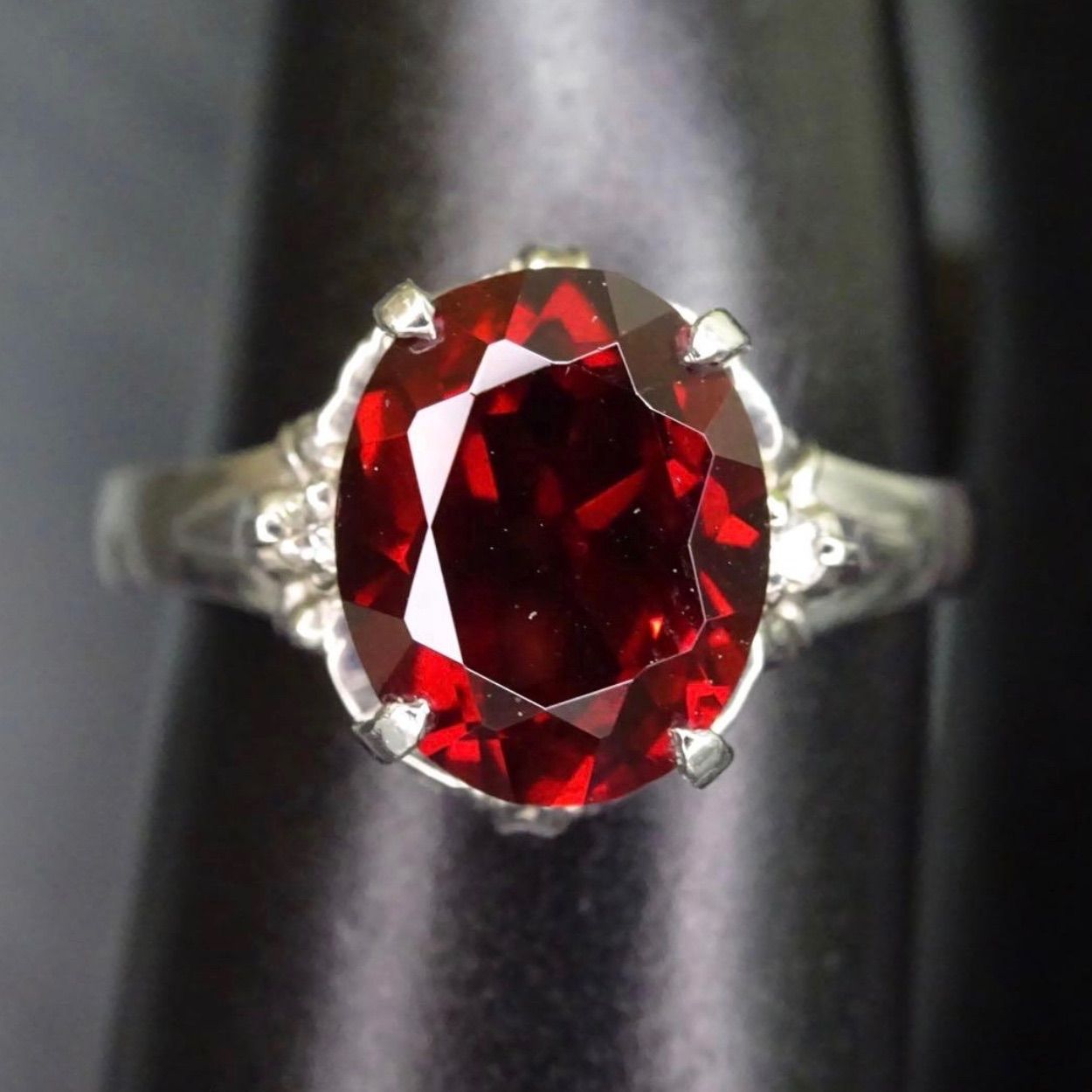 プラチナ pt900 天然ガーネット1石 9.1×7.3mm 天然ダイヤモンド0.02ct