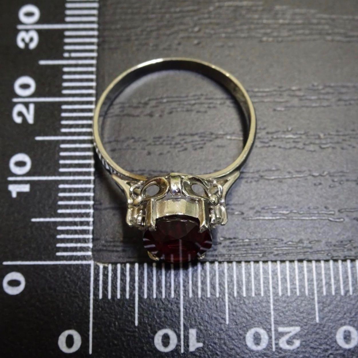 プラチナ pt900 天然ガーネット1石 9.1×7.3mm 天然ダイヤモンド0.02ct