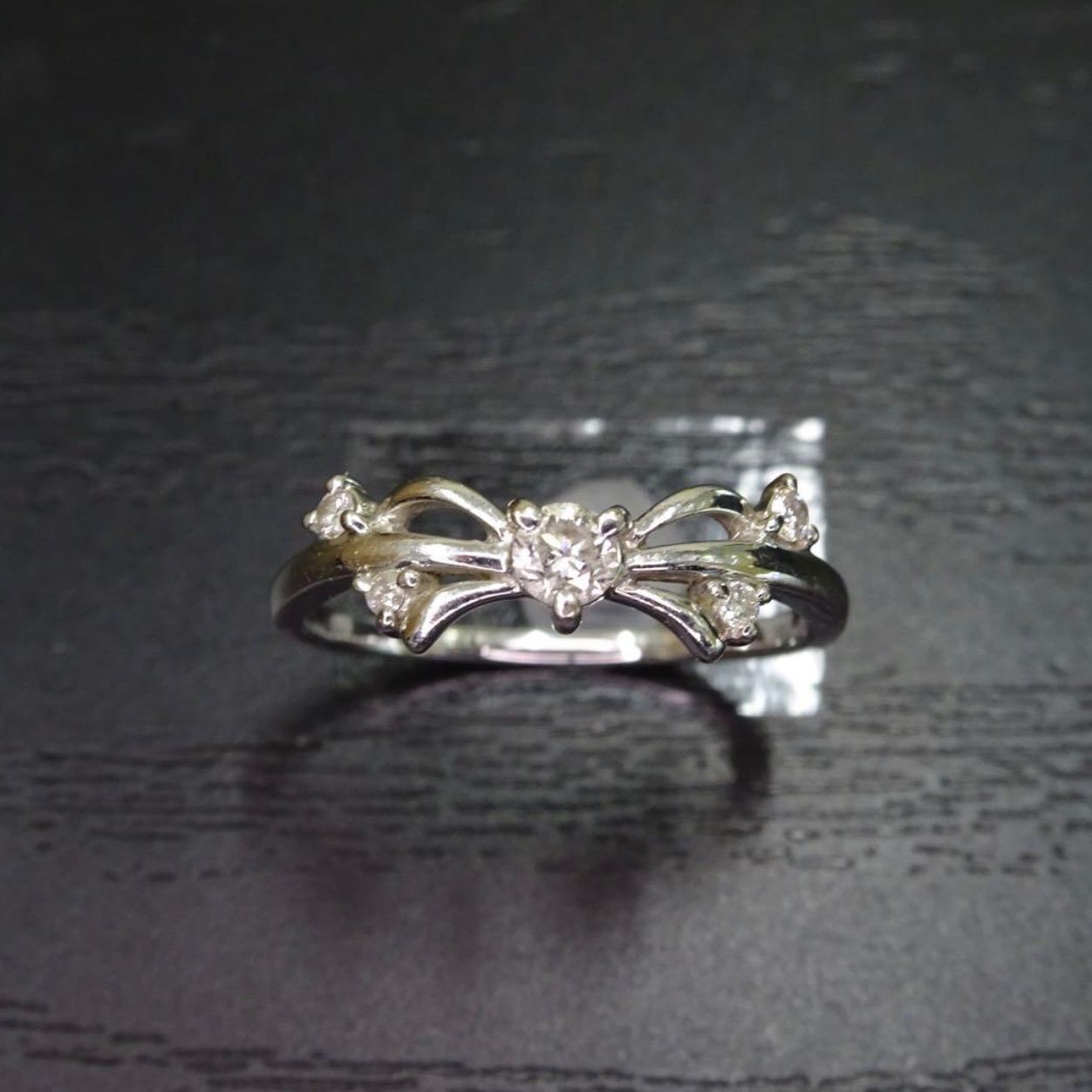 18金ホワイトゴールド K18WG GOLD 750 天然ダイヤモンド0.15ct リボン 