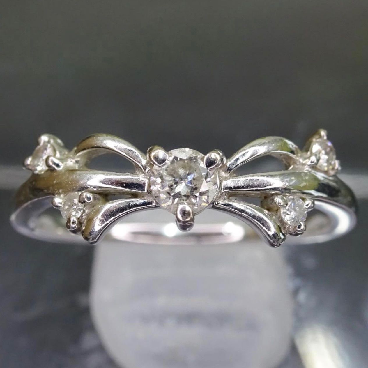 18金ホワイトゴールド K18WG GOLD 750 天然ダイヤモンド0.15ct リボン