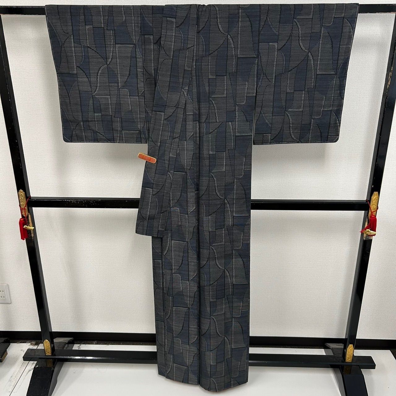 本場大島紬 正絹 泥染め 横双 幾何学 袷 着物 MK-592 - メルカリ