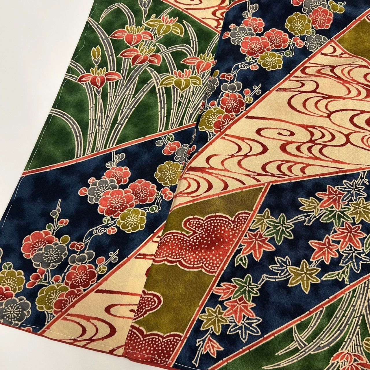 振袖 型染め 黒地 縮緬 鞠 裄66 素敵なデザイン 着物 正絹 T-3782 振袖 型染め 黒地 縮緬 鞠 裄66 素敵なデザイン 着物 正絹 T-3782