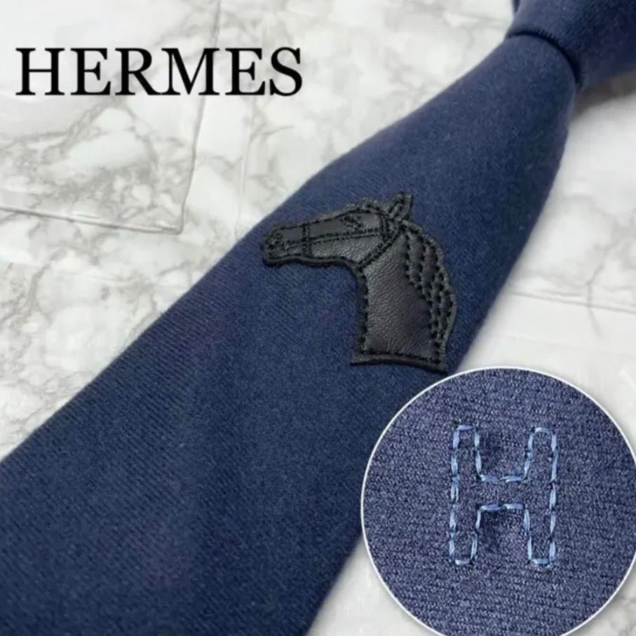 美品 エルメス ネクタイ ホース刺繍 Hロゴ 無地 ハイブランド 高級 紺 美品 エルメス ネクタイ ホース刺繍 Hロゴ 無地 ハイブランド 高級 紺