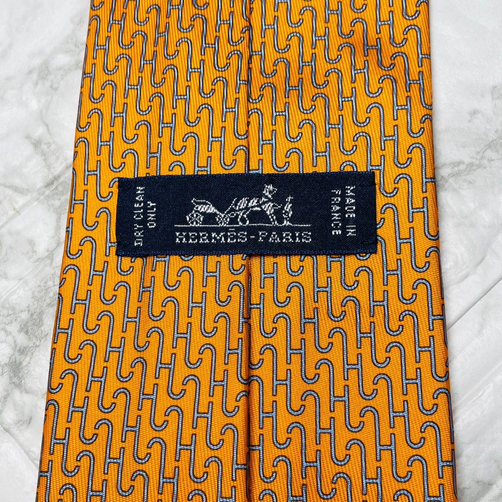 オレンジ スーツ