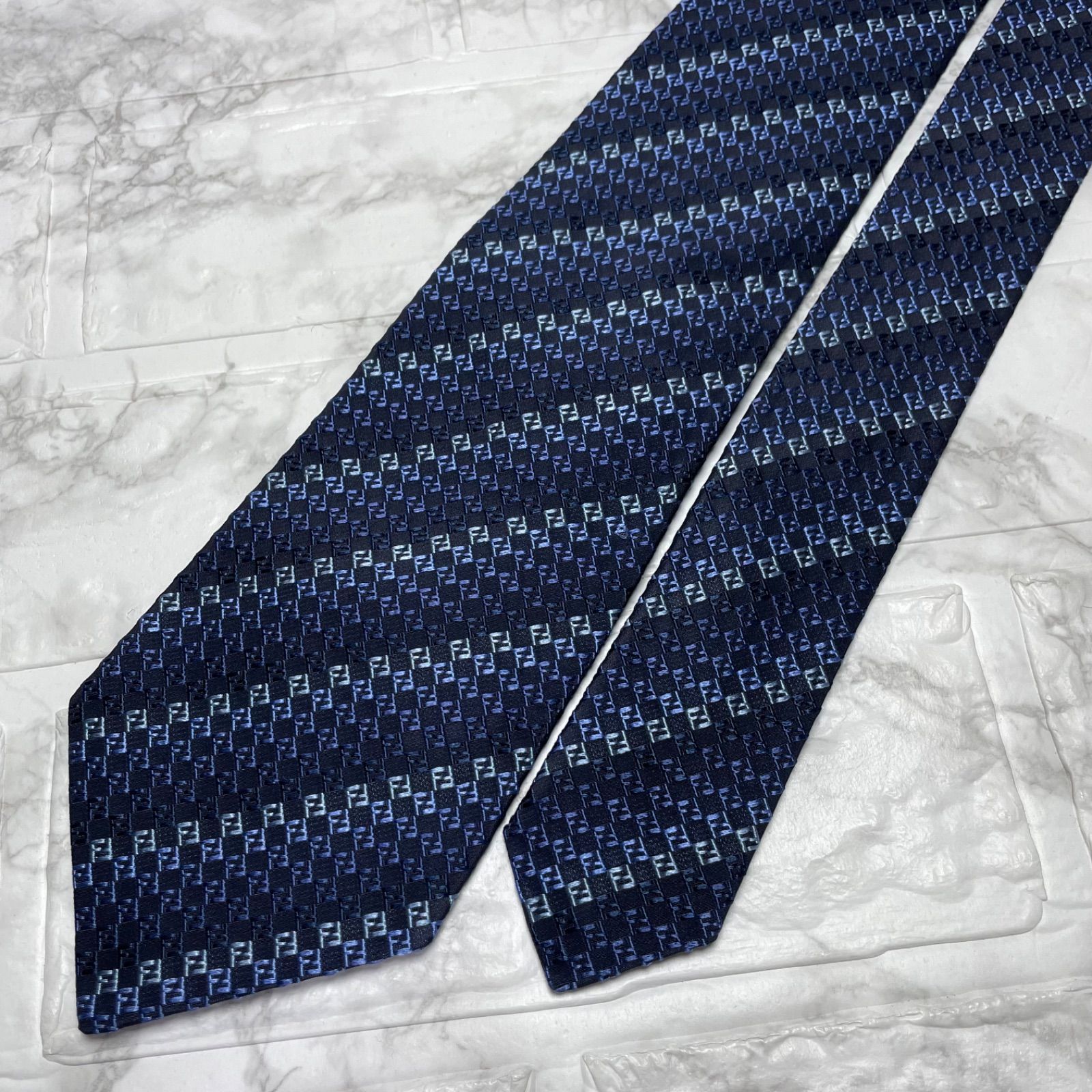 FENDI フェンディ　ネクタイ　ズッカ　スーツ　シャツ　カフス　ビジネスバッグ FENDI フェンディ ネクタイ ズッカ ズッキーノ スーツ シャツ カフス