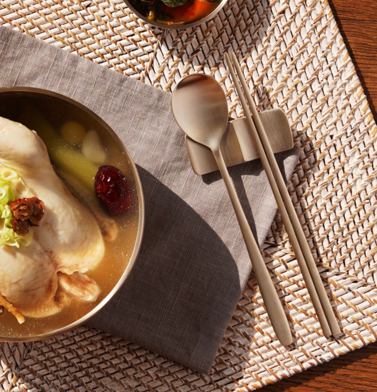 香蘭社の茶碗と彩光舎の銘々皿、漆器の茶托と茶櫃、竹製のおしぼり皿の