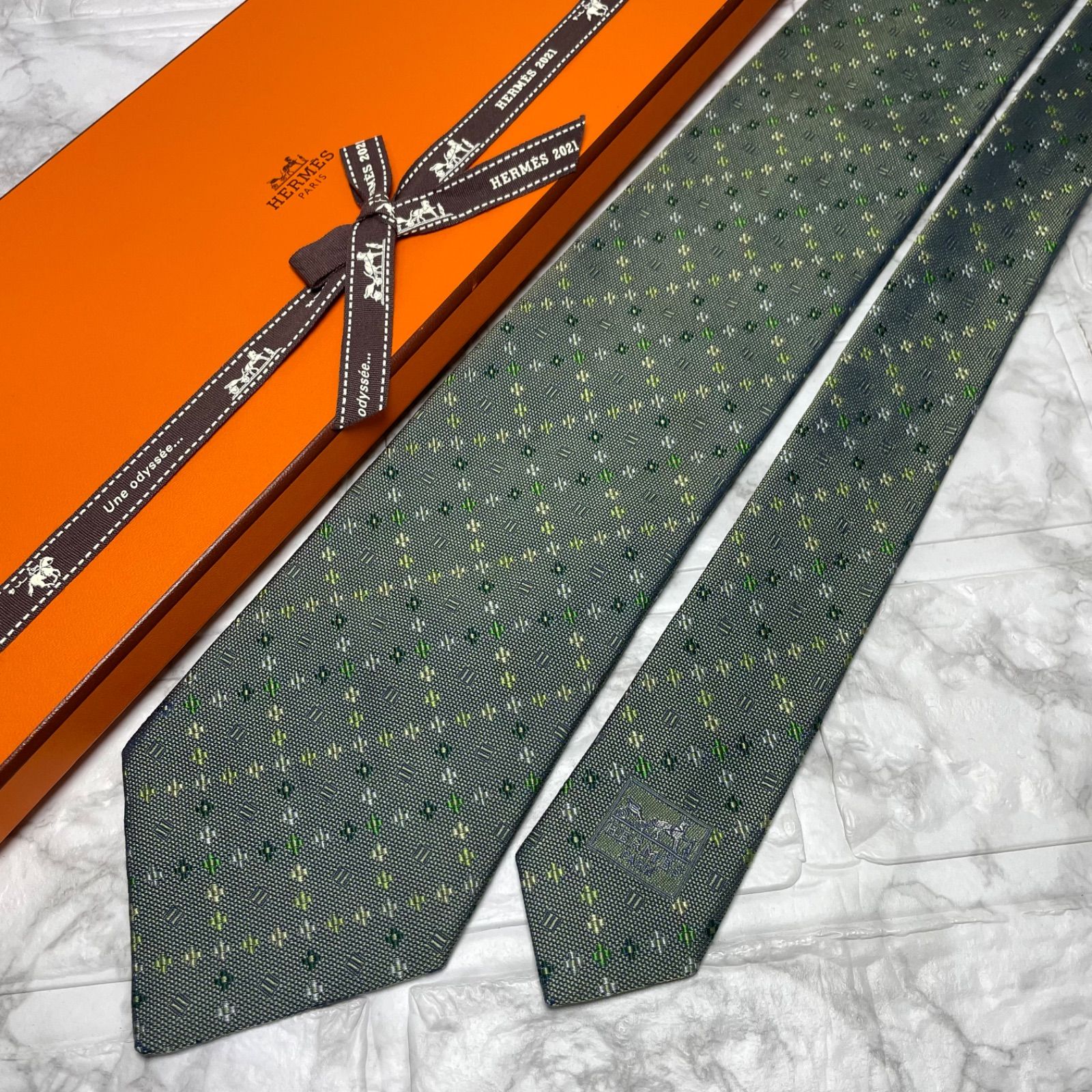 HERMES エルメス ネクタイ グリーン 小花 フラワー スーツ シャツ カフス ビジネスバッグ