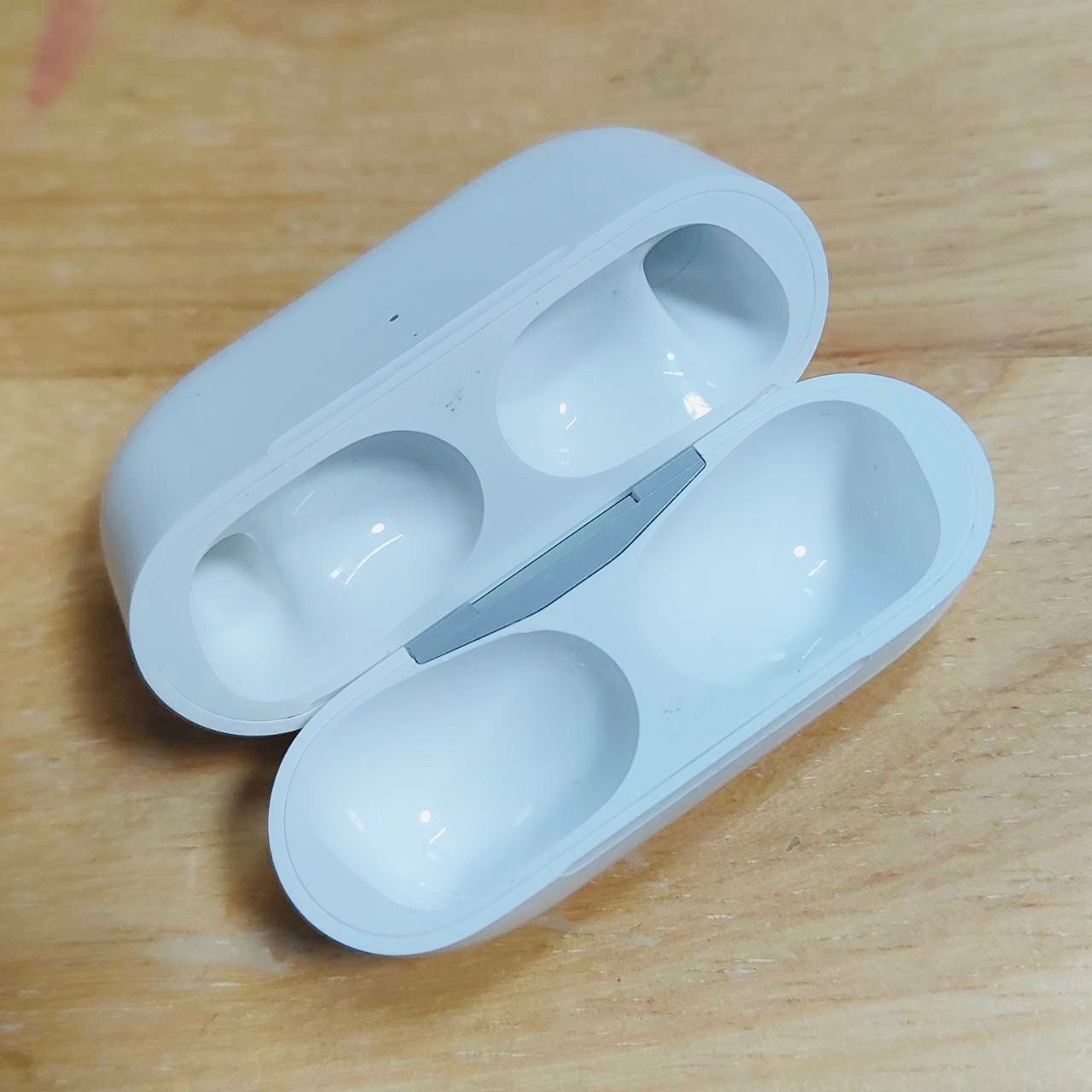 Apple AirPods Pro 第1世代 充電ケースのみ Bランク - メルカリ