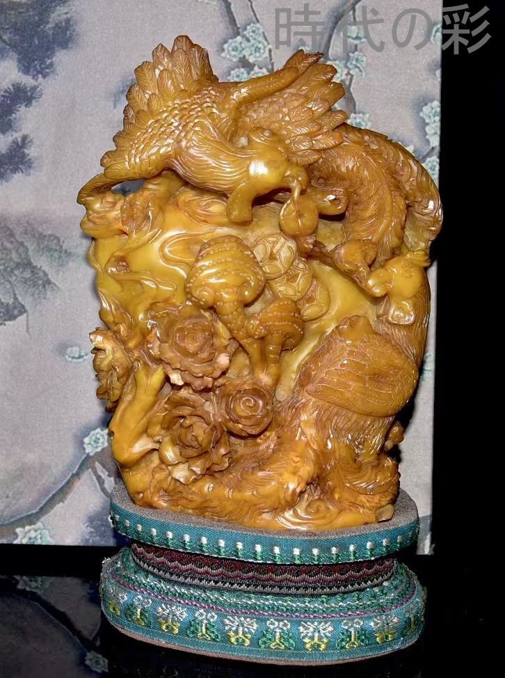 中国古美術 旧蔵 寿山田黄石 彫刻擺件 鳳凰戯牡丹 光緒元年 内務府造 血絲紋明顕古玩 印章 印鑑 印材共箱 細密彫 手彫り 精工細作 天然賞石擺件 置物 賞物 名家 在銘 R07103019