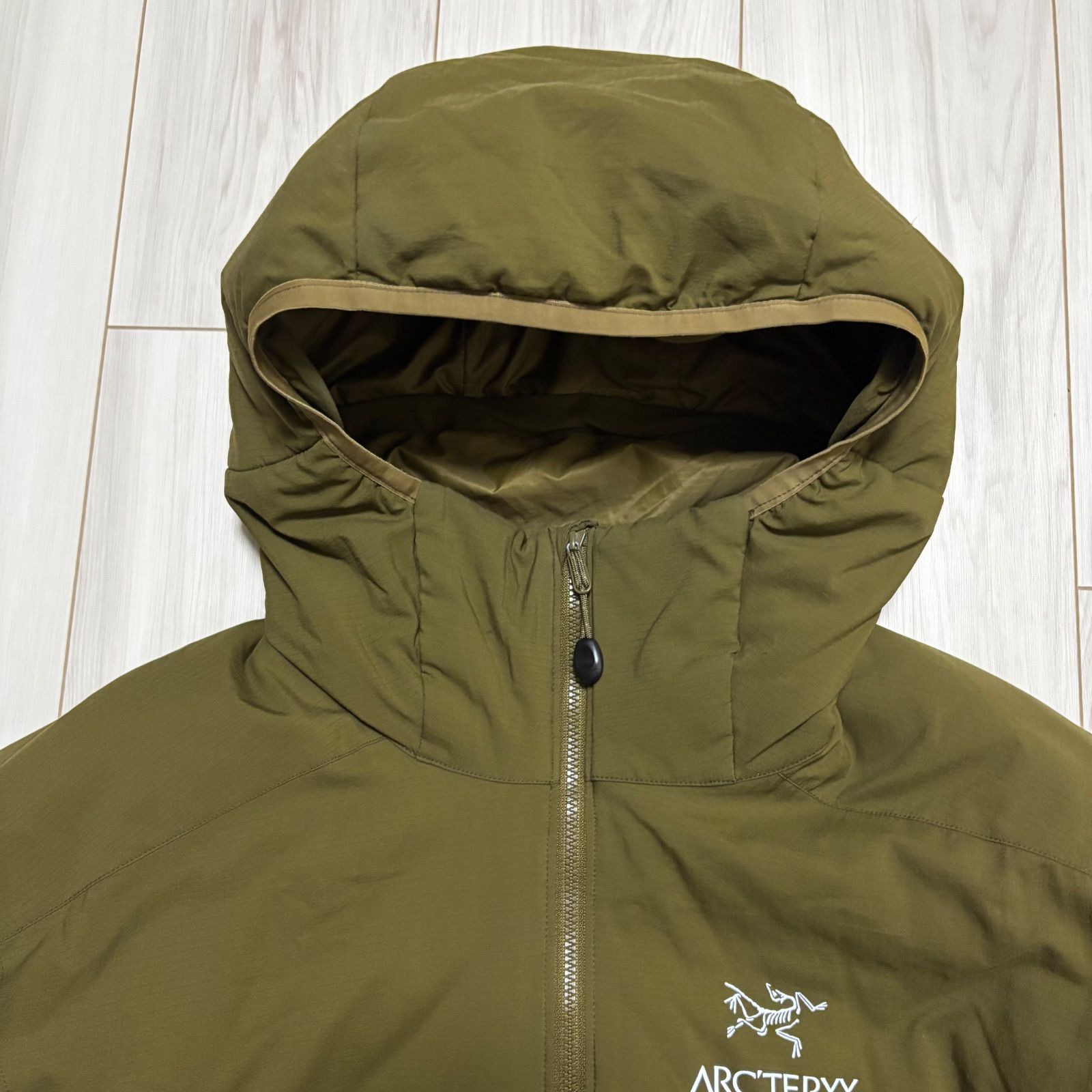 アークテリクス アトムAR メンズM カーキ ナイロン コアロフト ダウン
