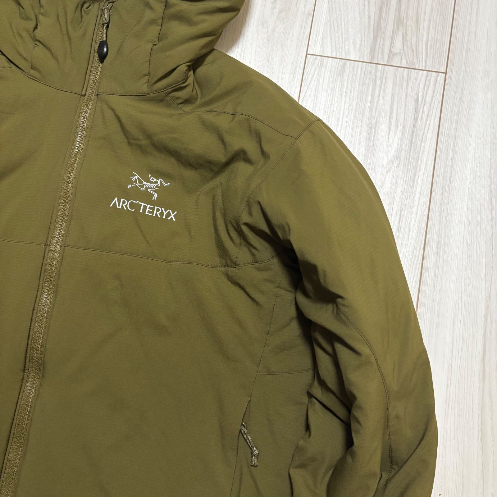 アークテリクス　アトムAR メンズＭ　カーキ　コアロフト　ナイロン アークテリクス アトムAR メンズM カーキ ナイロン コアロフト ダウン