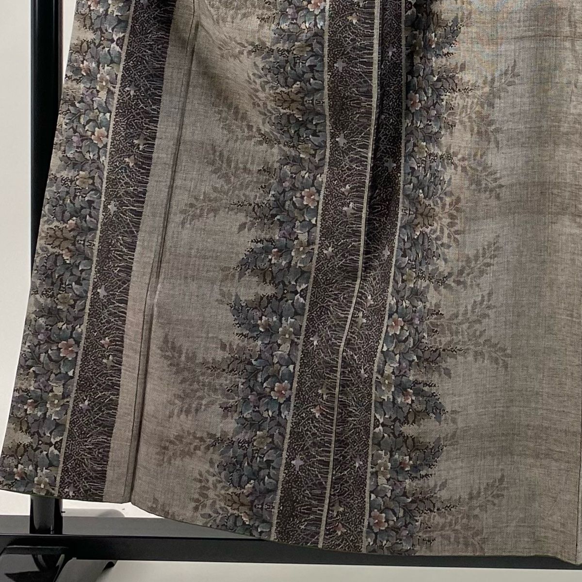 紬 身丈158cm 裄丈64.5cm M 袷 草花 シルエット 焦茶色 正絹 秀品