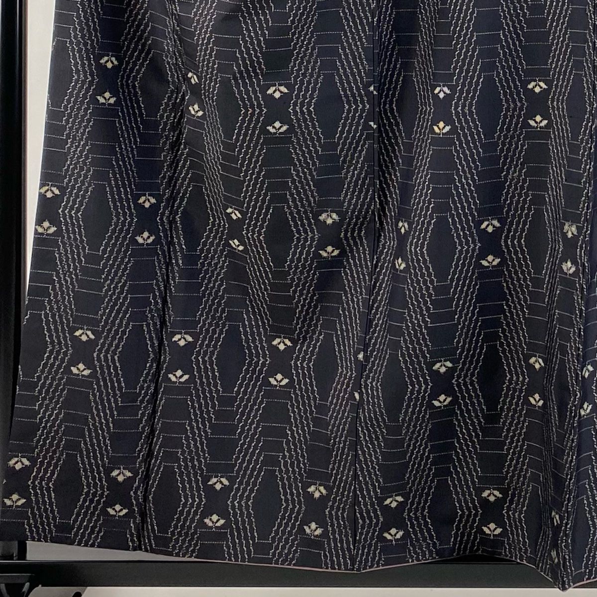 紬 身丈157.5cm 裄丈66cm M 袷 葉柄 幾何学模様 墨色 正絹 秀品