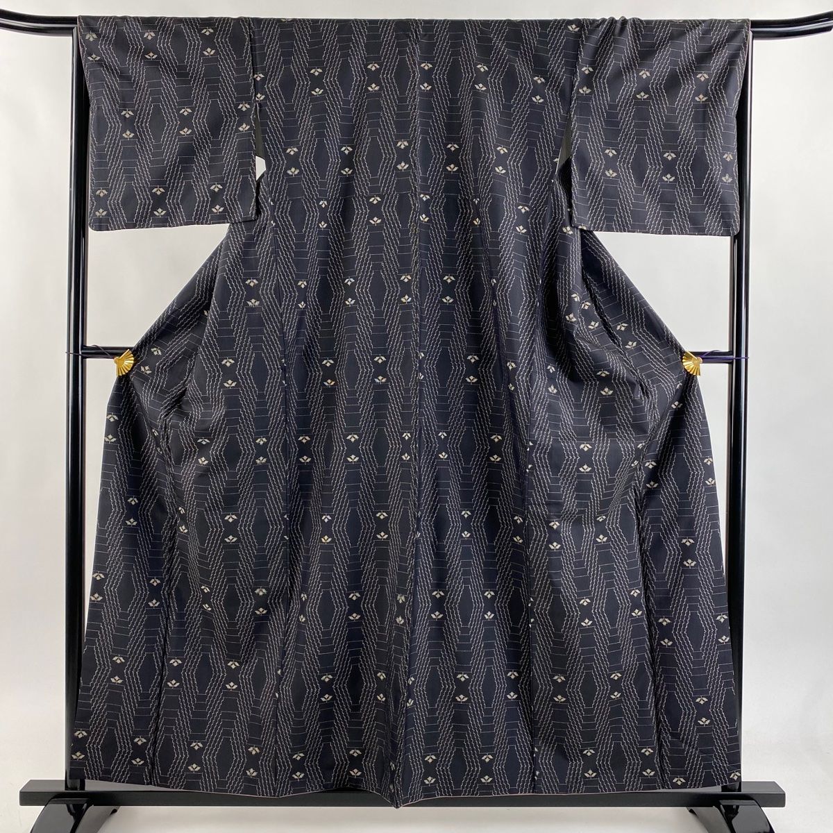 紬 身丈157 5 cm 裄丈66 M 袷 葉柄 幾何学模様 墨色 正絹 秀品