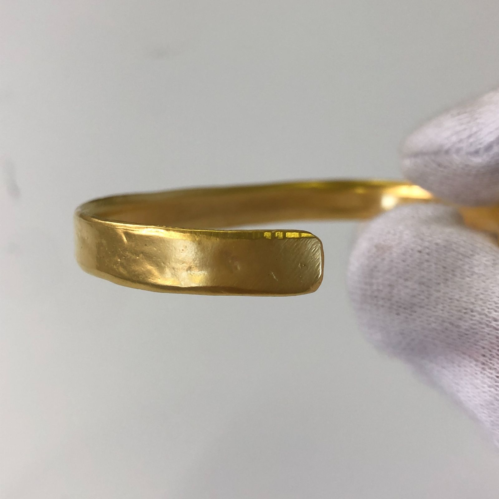 美品 セルジュトラヴァル バングル ゴールドカラー 座って空を見上げて