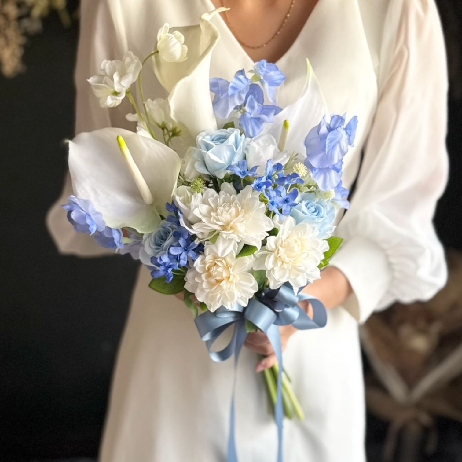 白アンスリューム×ブルークラッチブーケ ブートニア