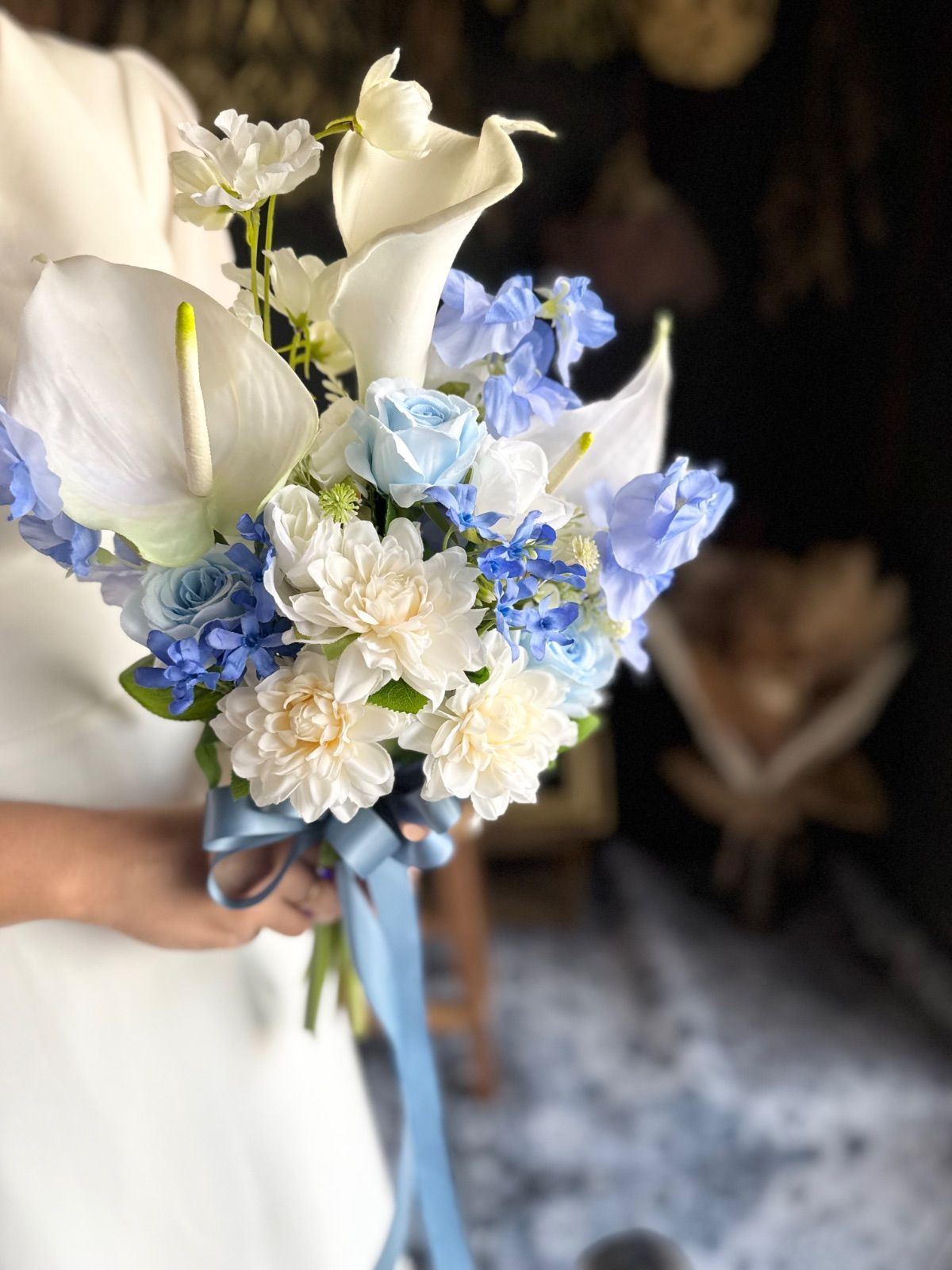 白アンスリューム×ブルークラッチブーケ ブートニア