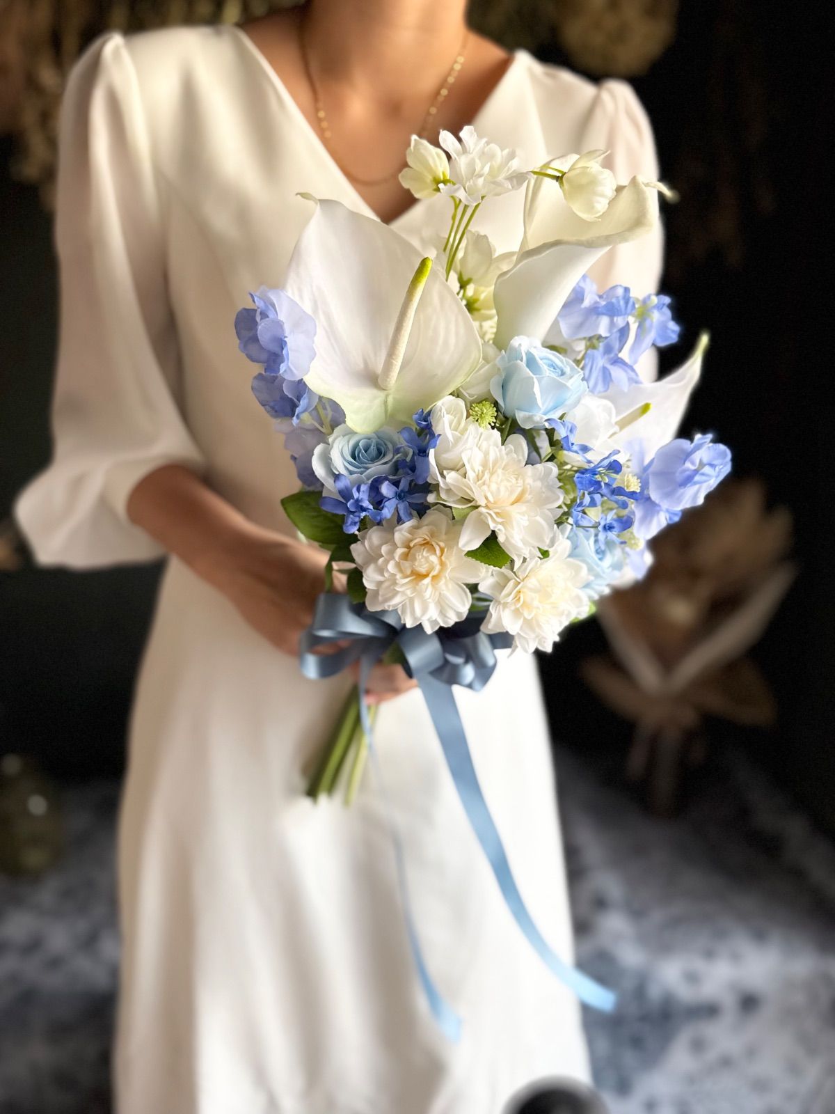  白アンスリューム×ブルークラッチブーケ ブートニア 花束 アレンジメント 造花 アートフラワー