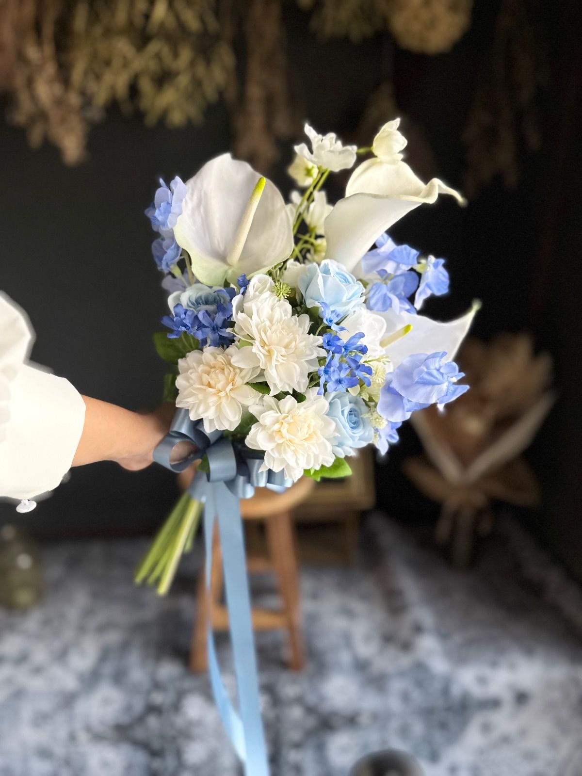 白アンスリューム×ブルークラッチブーケ ブートニア