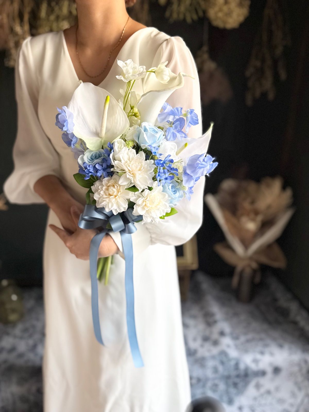 白アンスリューム×ブルークラッチブーケ