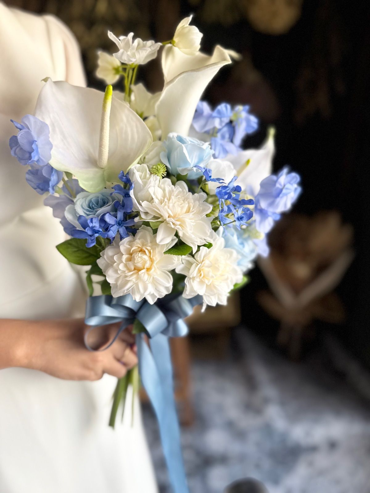 白アンスリューム×ブルークラッチブーケ
