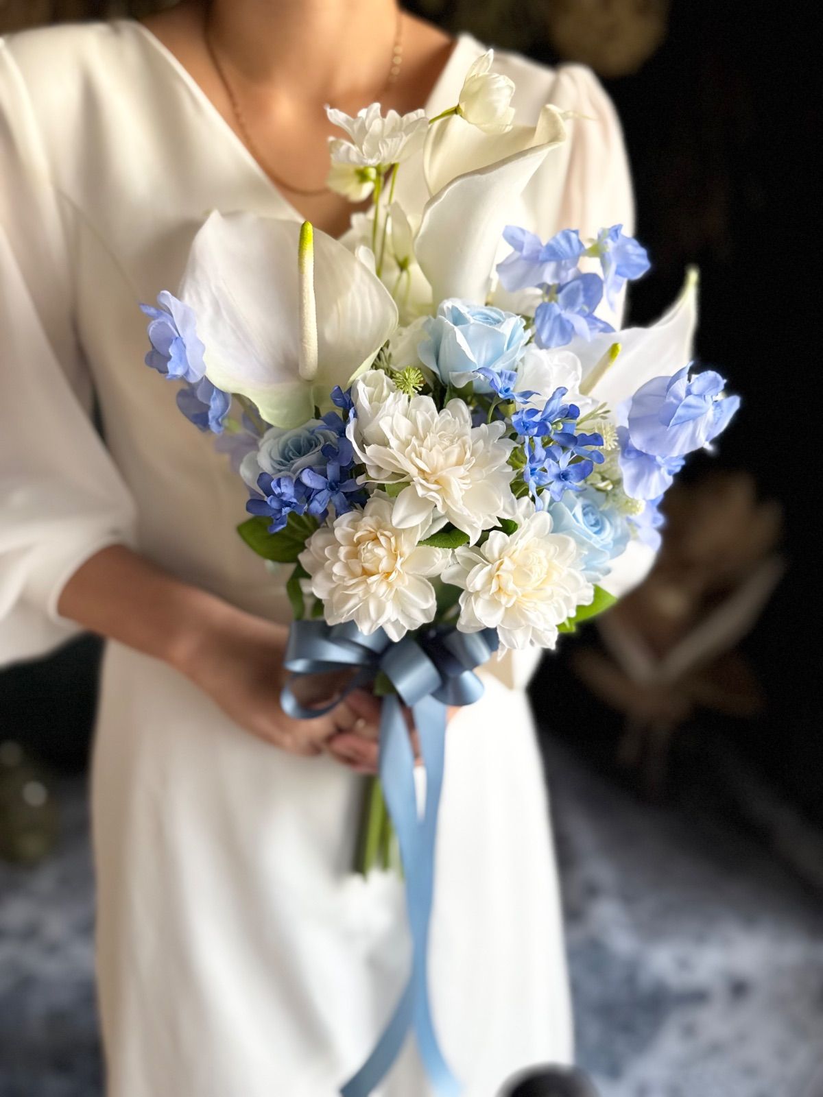 白アンスリューム×ブルークラッチブーケ
