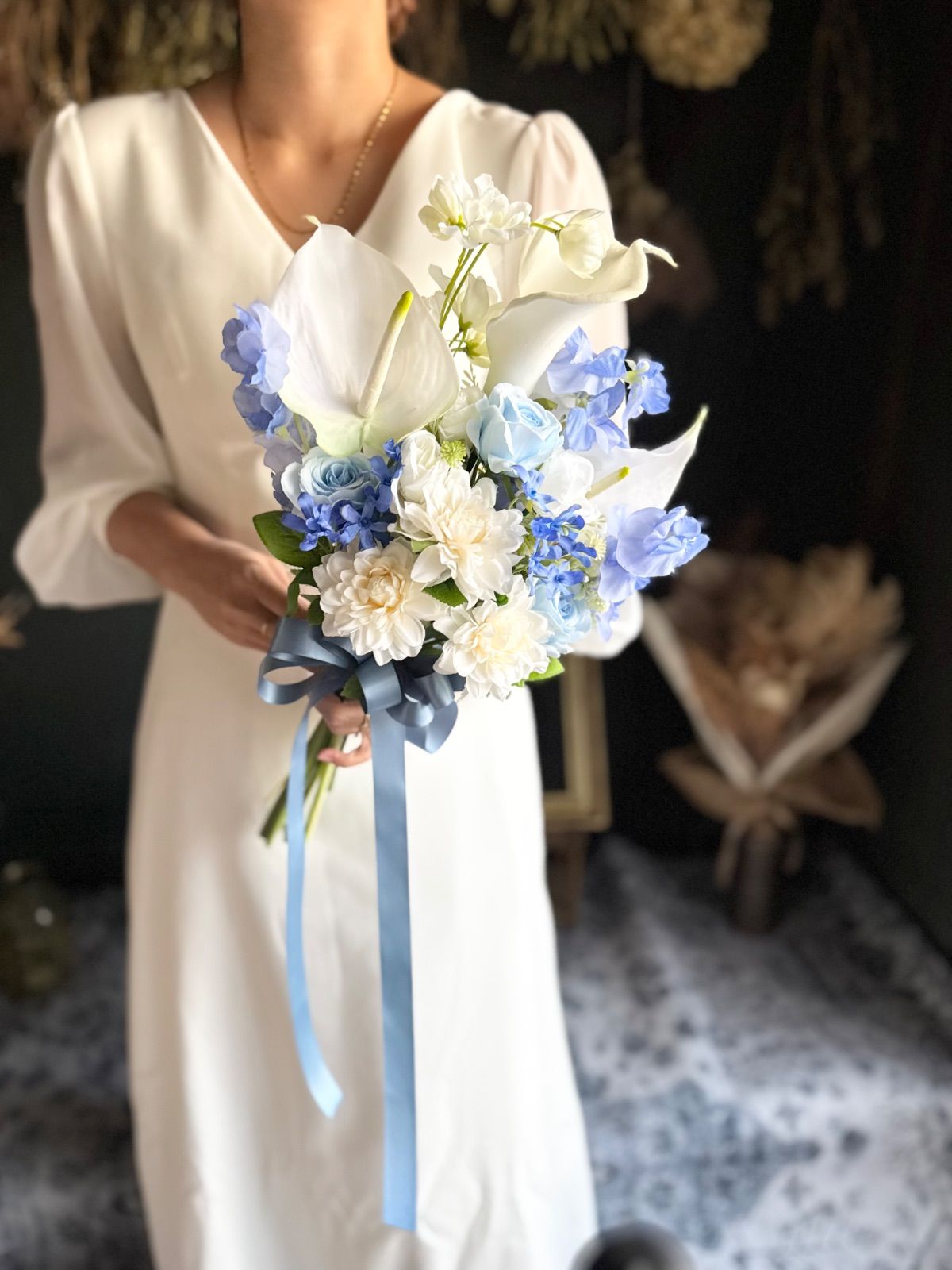 白アンスリューム×ブルークラッチブーケ ブートニア