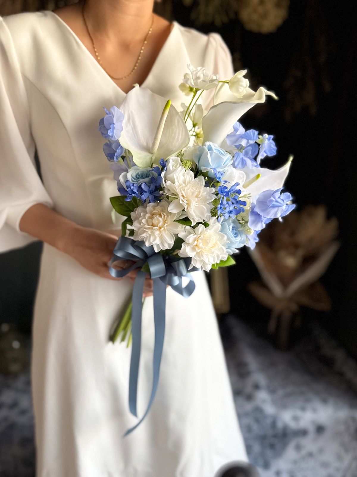 白アンスリューム×ブルークラッチブーケ