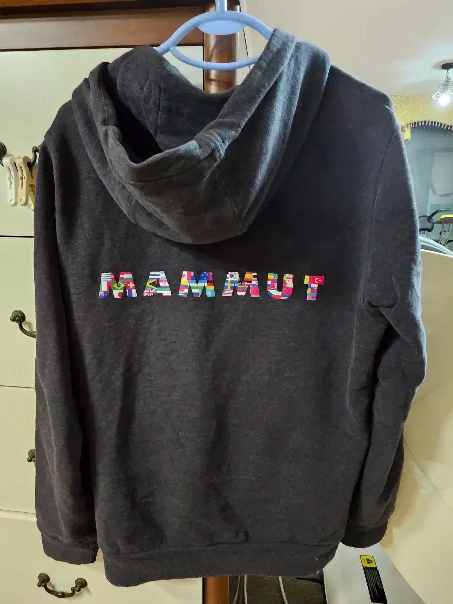 マムート マムート 全世界 国旗 デザイン エディション フーディー