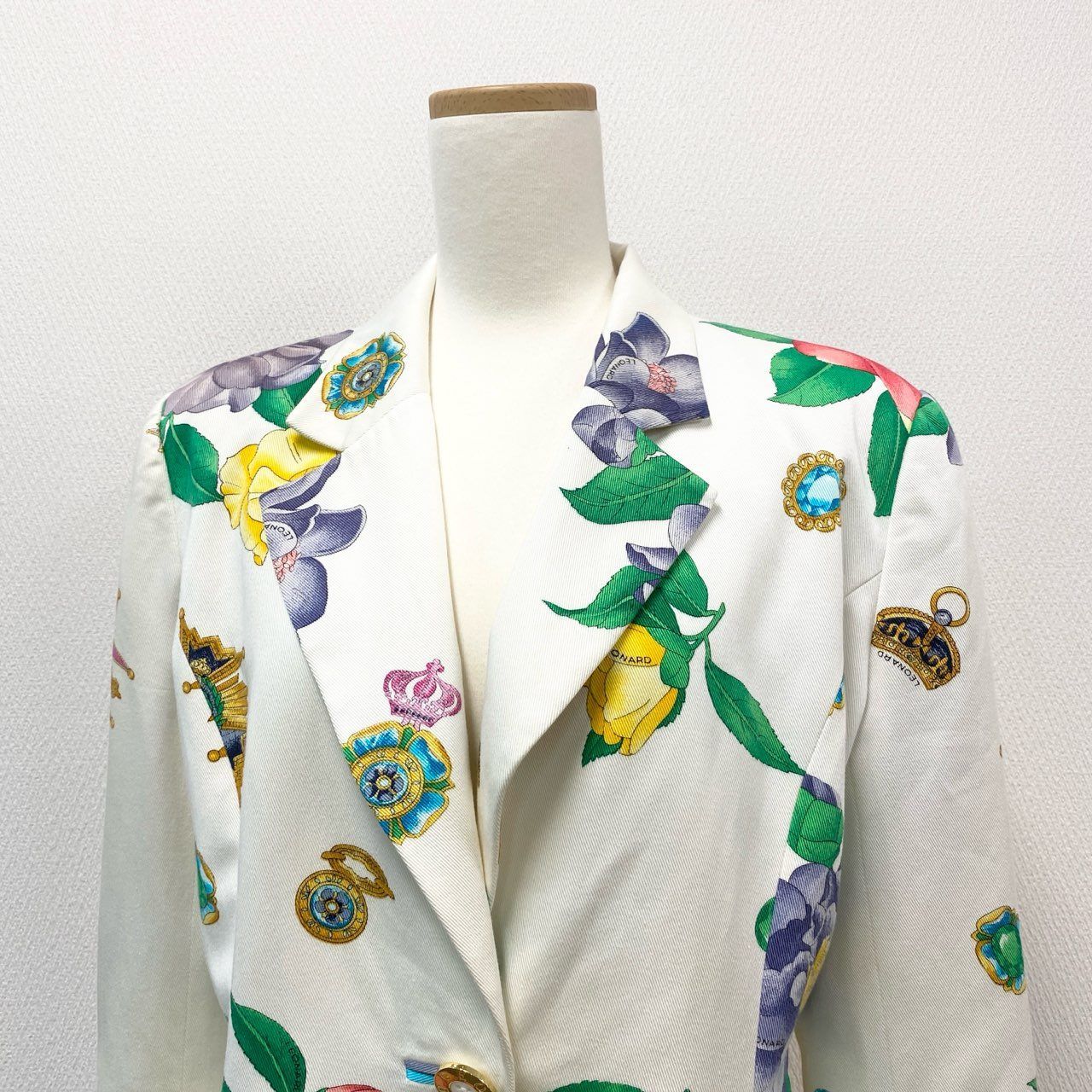 こ**LEONARD レオナール★ノーカラージャケット 花柄 ロゴボタン こ**様専用LEONARD レオナール☆ノーカラージャケット 花柄 ロゴボタン