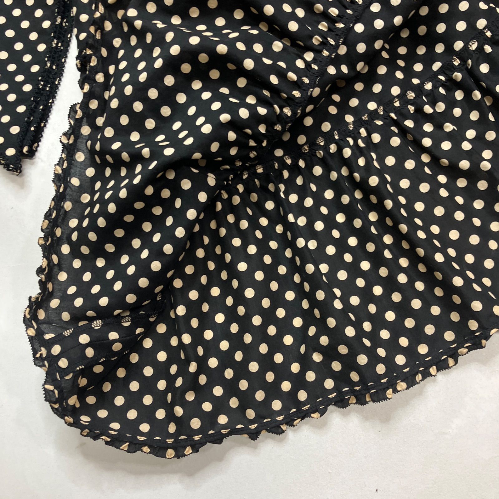 カネコイサオ 黒 ドット柄 パールボタン使い 段々スカート GULLKHAN_COM
