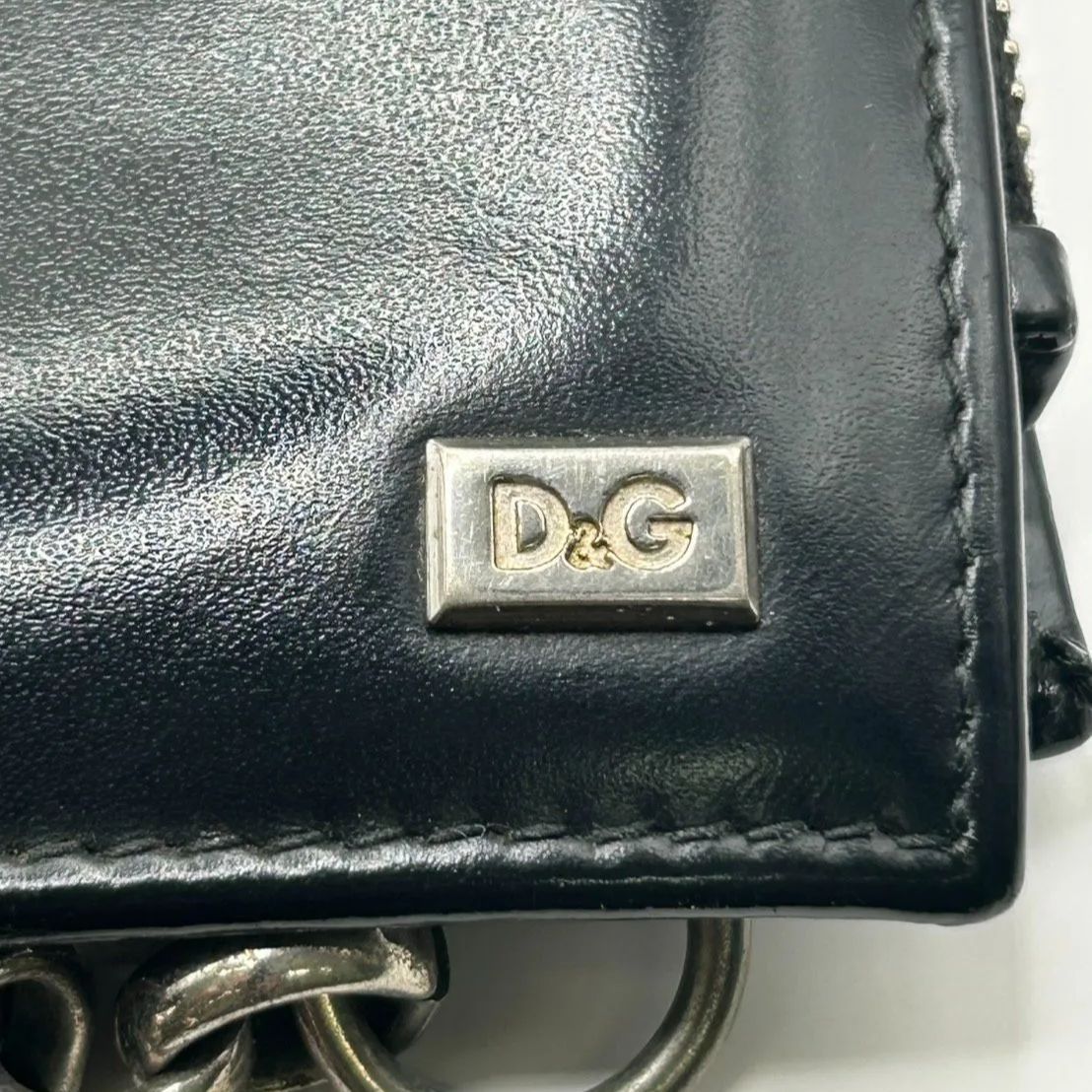 ブランド 激 D-G ドルチェアンドガッバーナ 財布 ウォレット チェーン 金属 金具 おしゃれ 折りたたみ式 シンプル デザイン 実用性 着脱 色 黒 ブラック 革 レザー メンズ 男性 カード入れ 小銭入れ コインケース