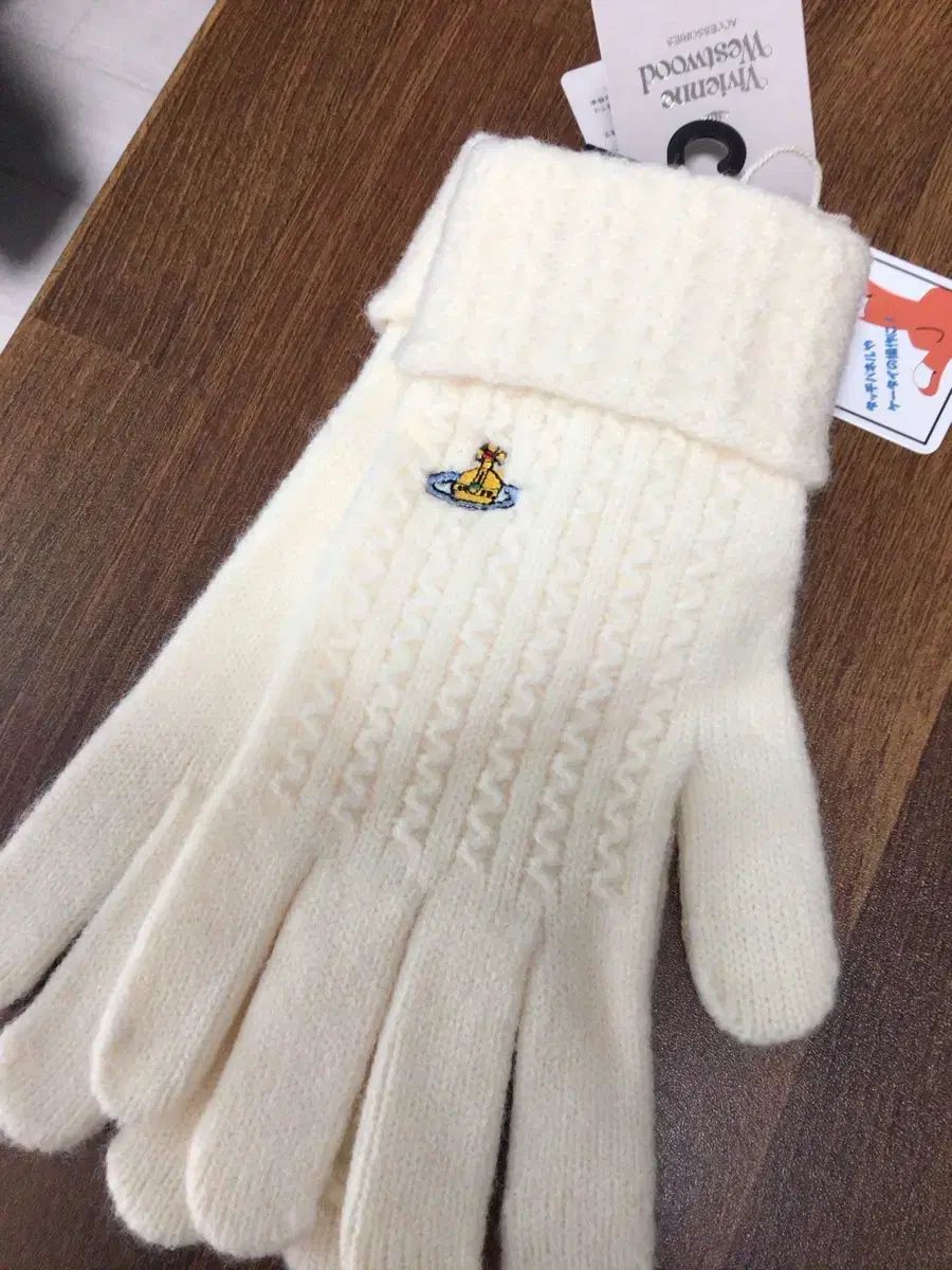 ヴィヴィアン ウエストウッド アイボリー ニット手袋