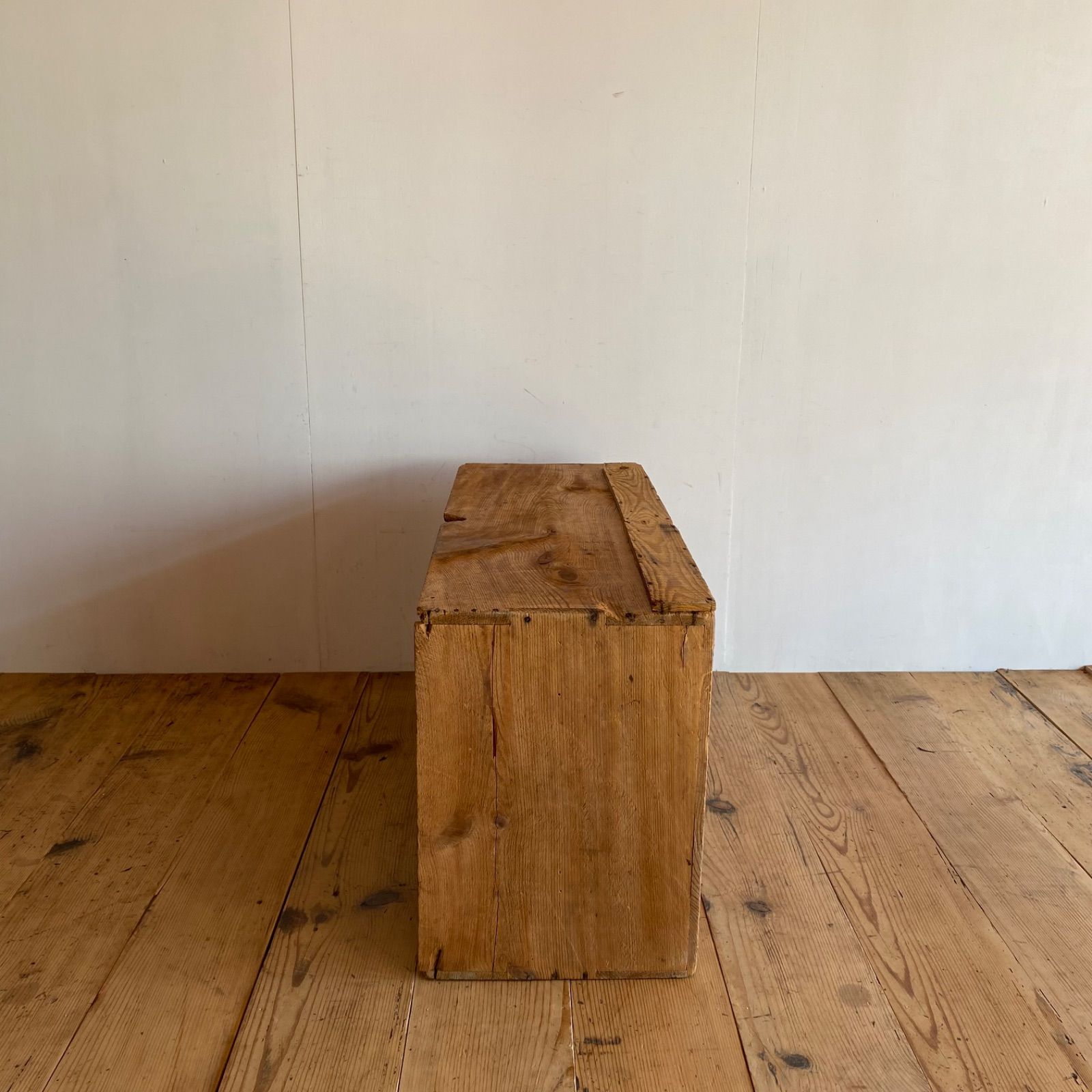 アンティーク 木製 古農具 本棚 ローボード 無垢材 無塗装 シャビー z667 アンティーク 木製 古農具 本棚 ローボード 無垢材 無塗装 シャビー