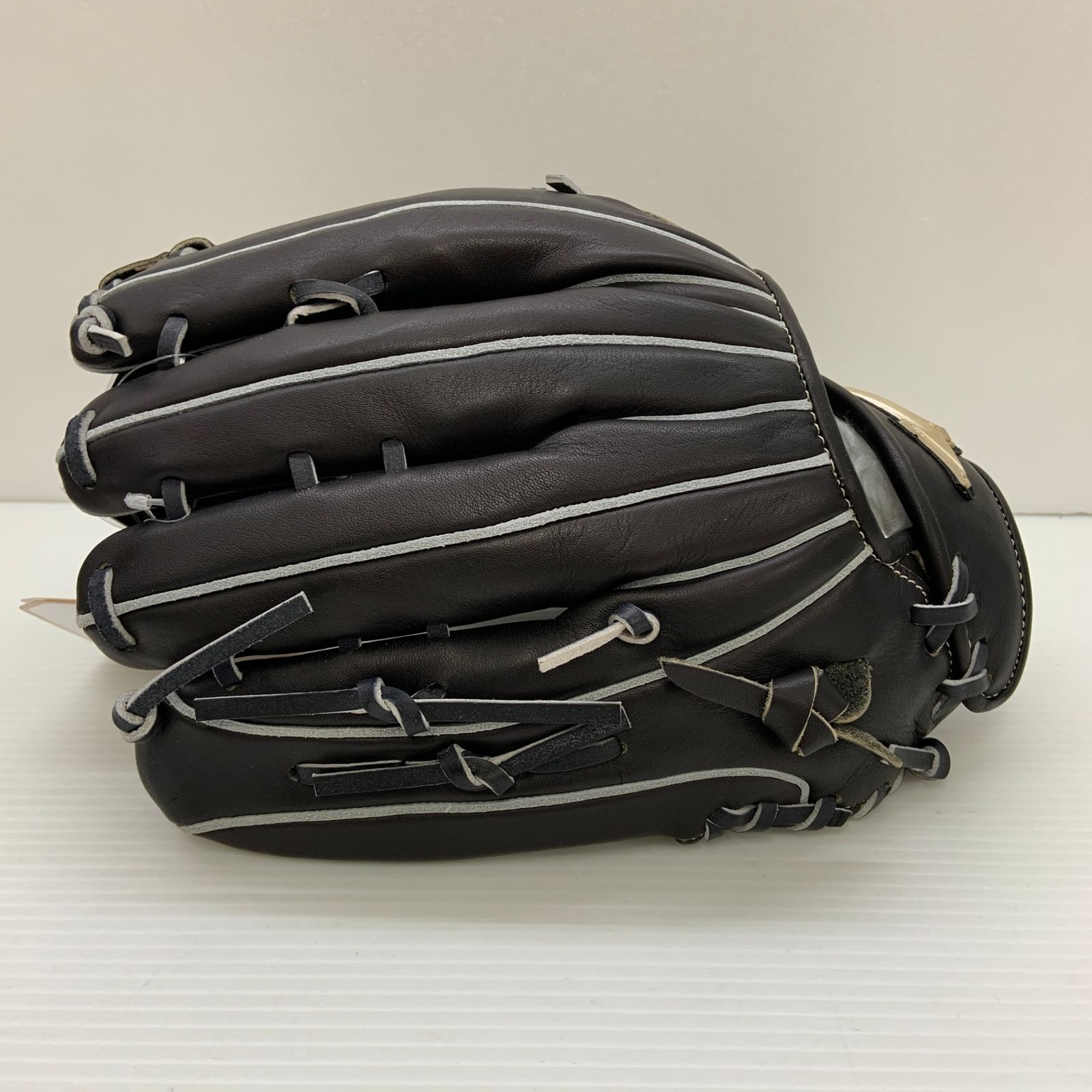 美品✢Wilson （左投げ用）黒 赤 野球グローブ内野手用 美品✢Wilson （左投げ用）黒 赤 野球グローブ内野手用 ウィルソン