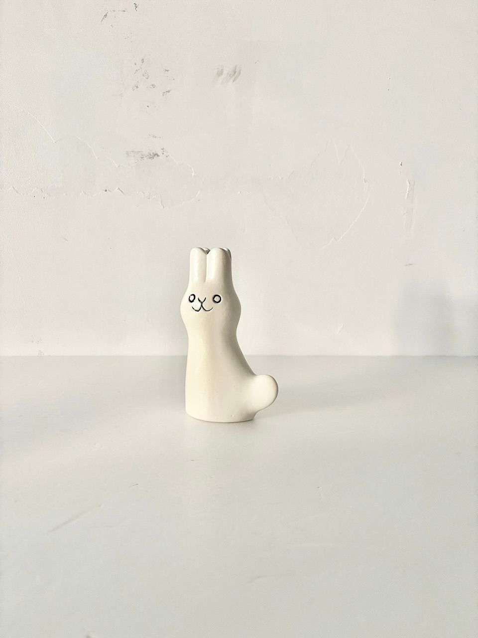【美品】鹿児島睦　En Liten Van 　Rabbit　ホワイト 定番品】En Liten Van Rabbit White｜陶芸・ガラス作品｜IDEE SHOP Online