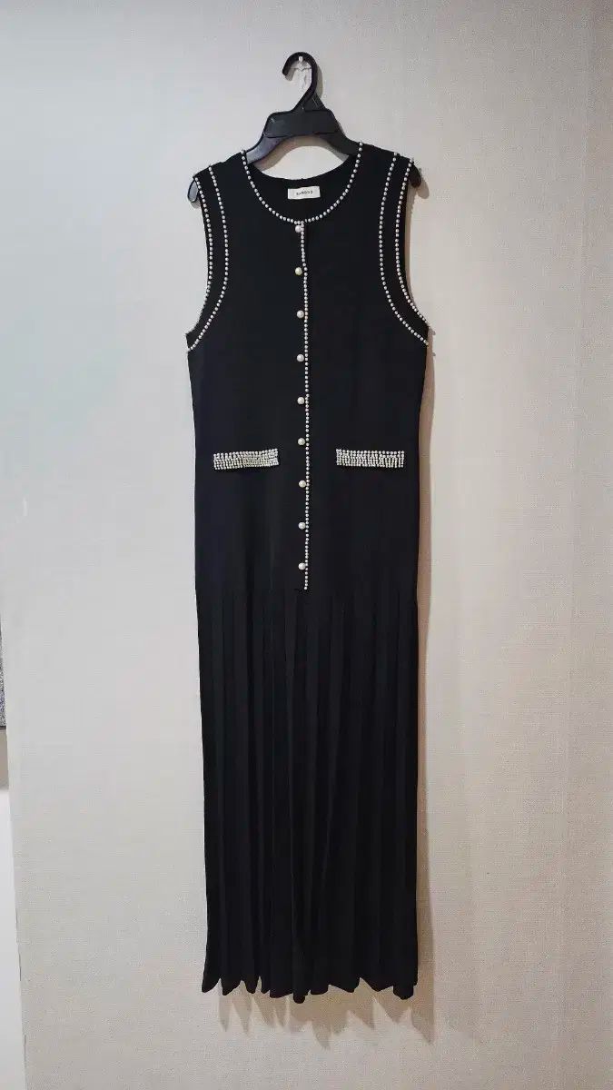 サンドロ ブラック プリーツ ロング ONE PIECE パール ディテール