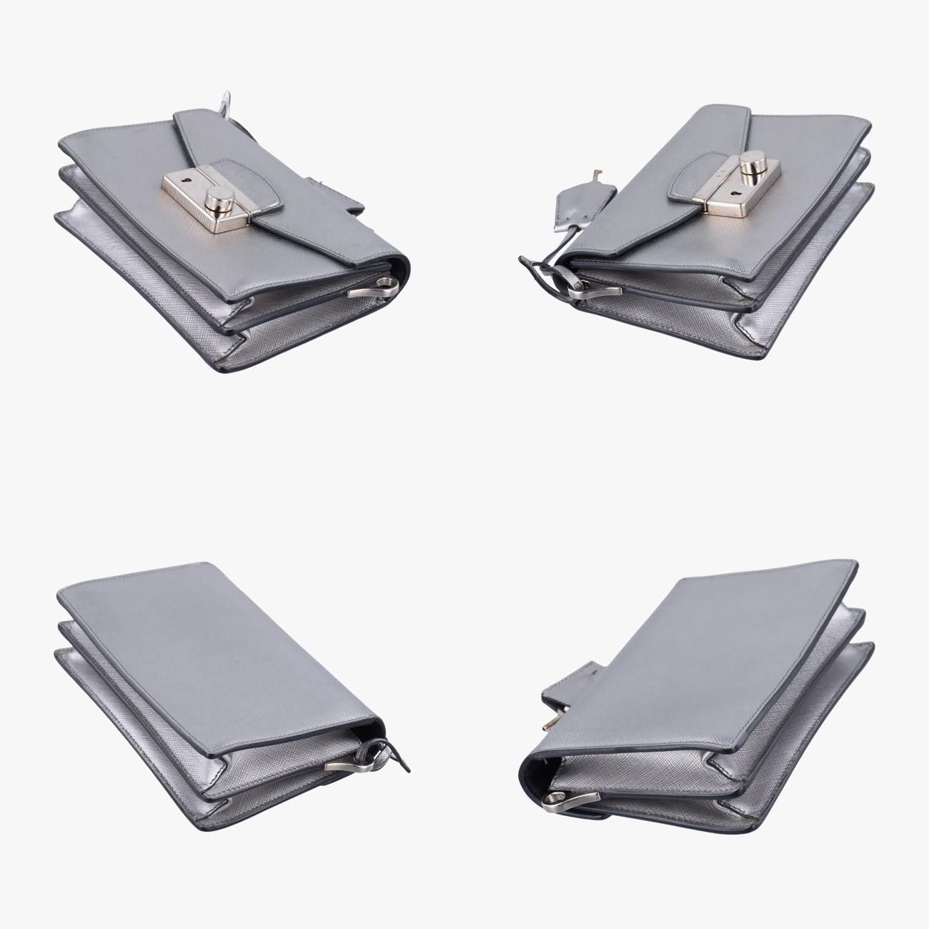 プラダPradaサウンドロック シルバー