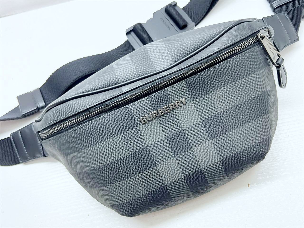 現行 BURBERRY バーバリー ケーソン チェック ベルトバッグ PVC チャコール 80732671