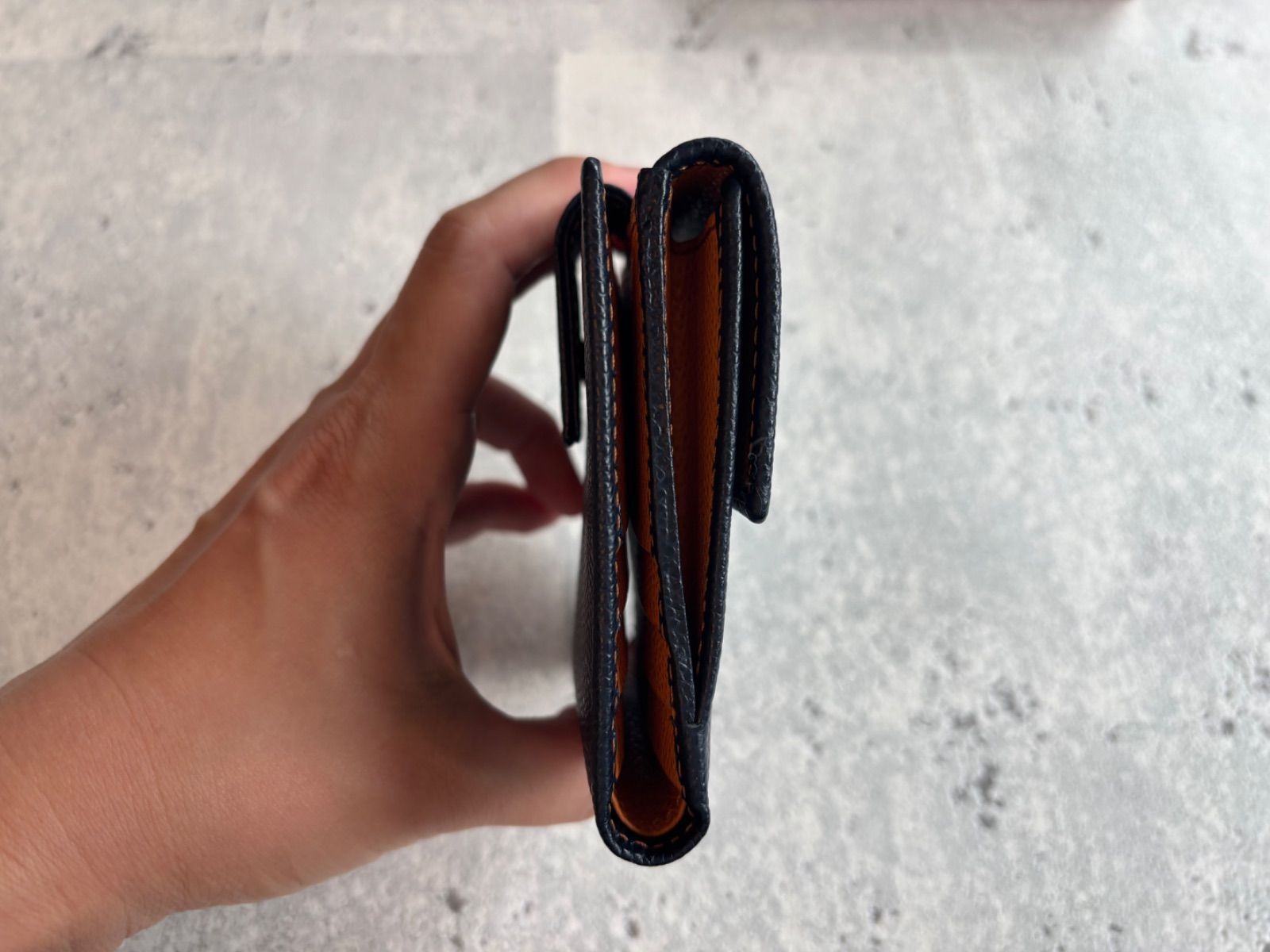 CELINE 英字型押し