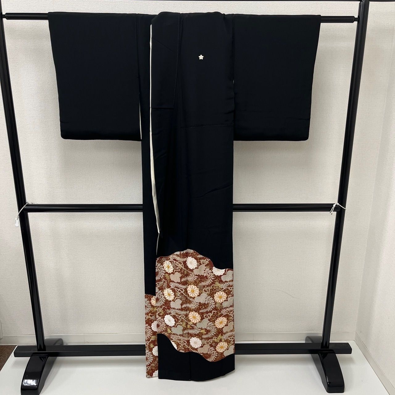 美品❇️作家もの正絹金彩刺繍黒留め比翼仕立て❇️五つ紋フルセット 作家物 金駒刺繍 金彩友禅 黒留袖 比翼仕立て 正絹 五つ紋 唐花 黒 364