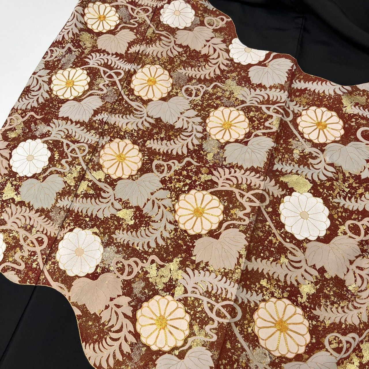 付下げ 菱形に華柄模様の刺繍 金駒刺繍 栗鼠色 金銀彩 縮緬 K-4615 着物 京友禅 黒留袖 金駒刺繍 金彩金駒刺繍加工 乱菊に鶴 あすかや