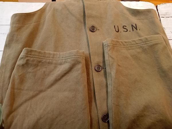 カーキグリーン