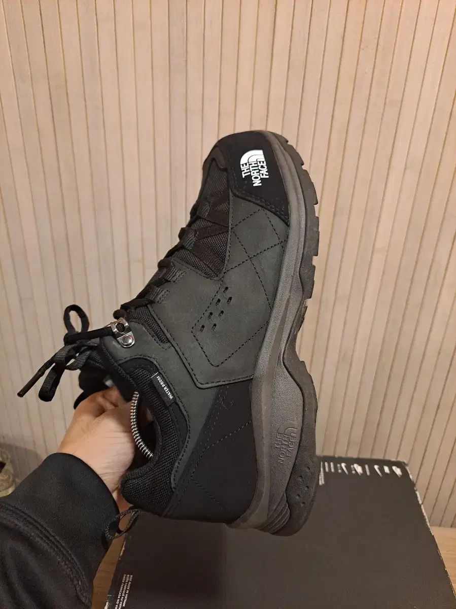 防水 トレッキングシューズ