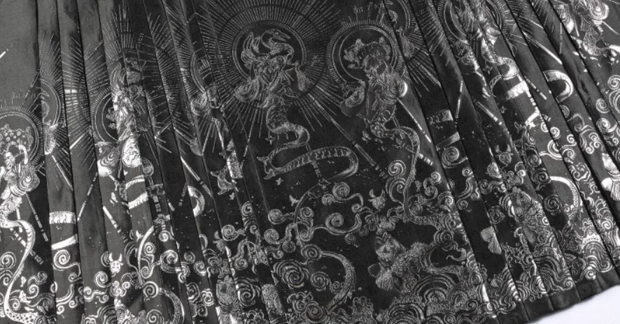 和風 スカート ロング丈 プリーツスカート 着物風 巻きスカート 黒 ブラック 光沢 刺繍風柄 モード系 原宿系 ゴシック ロリータ 韓国ファッション 個性派 レディース 春 秋 冬 体型カバー Aライン 和洋折衷 着物スカート DECORATOM_COM_BR