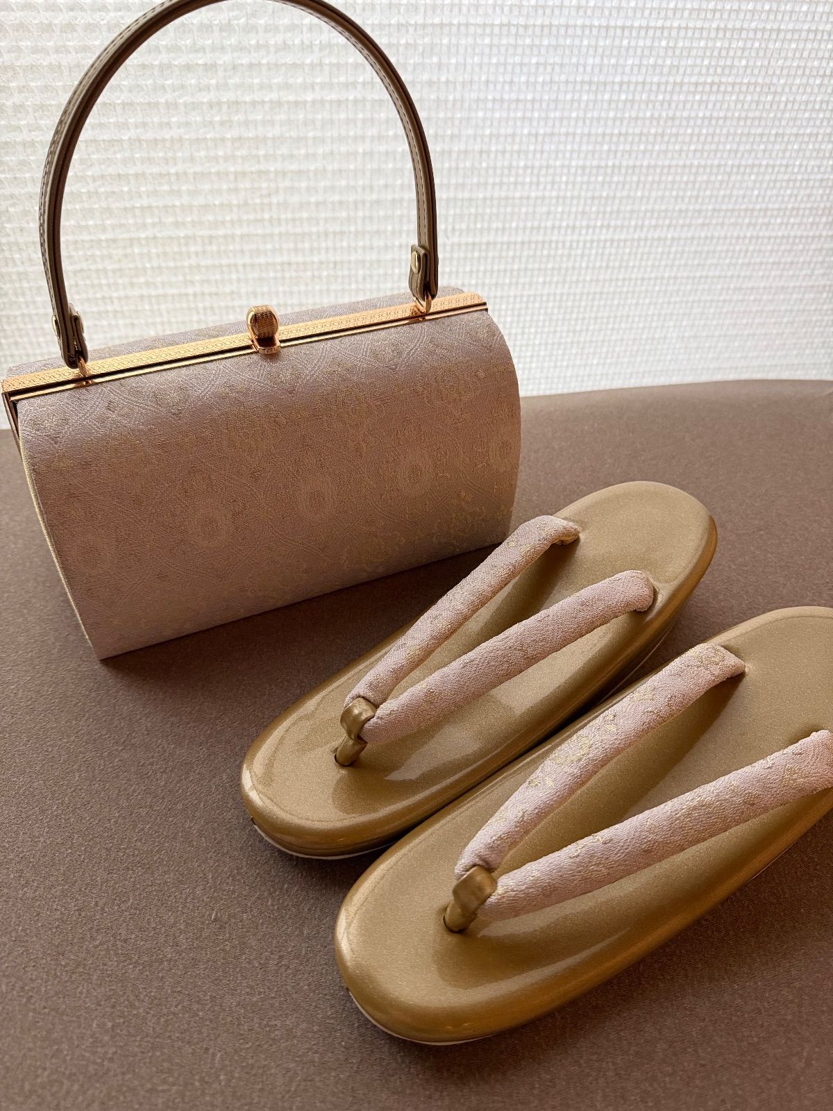 ブラウンコットンのクリスマスリース 野バラの実 フレッシュ針葉樹