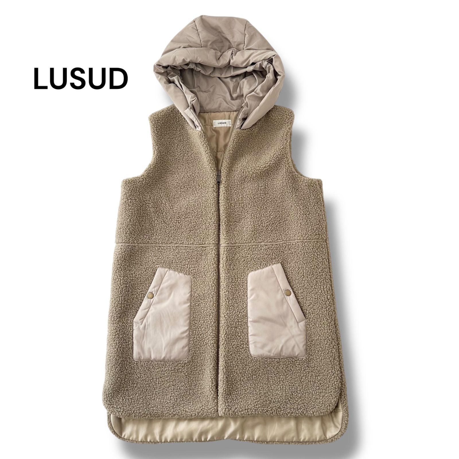【美品】LUSUD ラシュッド ボアベスト フード付き ベージュ Mサイズ 9号 ヤマダヤ 羽織 アウター ふわふわ 軽量 レディース