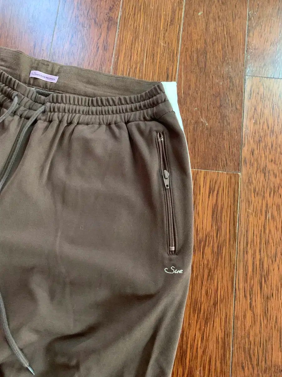 トラックパンツ